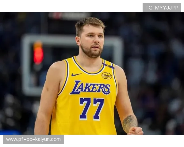 东契奇突破上篮频频撕裂防线，湖人攻防节奏稳健：一场震撼的精彩对决